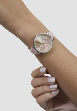 Runde silberne Uhr mit einem hellrosa Lederarmband. Das Zifferblatt zeigt florale Muster in Roségold vor einem gebürsteten hellen Hintergrund.