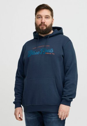 Marineblauwe hoodie van katoenmix met een voorkant zak; met "Blue Roots" grafiek in turquoise en oranje op de borst.