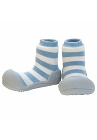 Botines de calcetín a rayas azules y blancas con suela de goma gris. Tejido texturizado con un ajuste ceñido al tobillo y diseño de punta redondeada.