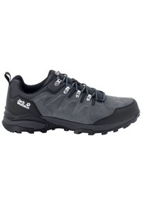 Scarpa da trekking grigia con tomaia in suede e rete, suola in gomma nera a contrasto, occhielli metallici per i lacci e punta rinforzata.