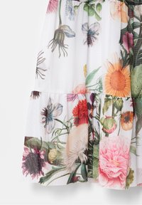 Blumenmuster-Kleid aus transparentem weißen Stoff, mit bunten Blumen wie Sonnenblumen und Pfingstrosen, und geschichteten Rüschen am Saum.