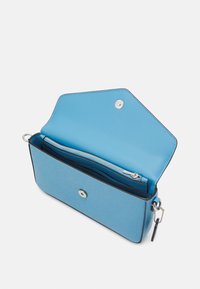 Portafoglio blu in pelle con un esterno testurizzato; presenta un compartimento con zip e una chiusura a scatto. L'interno è liscio con tonalità scure a contrasto.