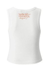 Hvid ærmeløs tanktop lavet af glat stof, med et stiliseret orange logo "Don Ed Hardy designs" på den øverste del af ryggen.
