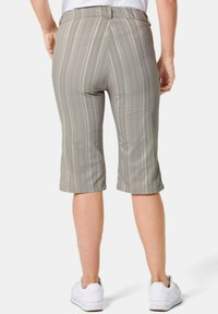 Grijze gestreepte capri-broek met een aansluitende taille en achterzak, met een gladde textuur en een zoom die net onder de knie stopt.