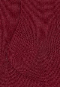 Bordeauxrote Stricksocken mit glatter Textur, dichtem Strickmuster und nahtloser Zehenkonstruktion, die Haltbarkeit und Komfort bieten.