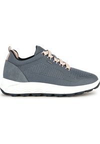 Baskets de sport grises avec des panneaux en maille et en suede, un design texturé, des lacets plats, et une semelle intermédiaire blanche avec une semelle extérieure noire adhérente.