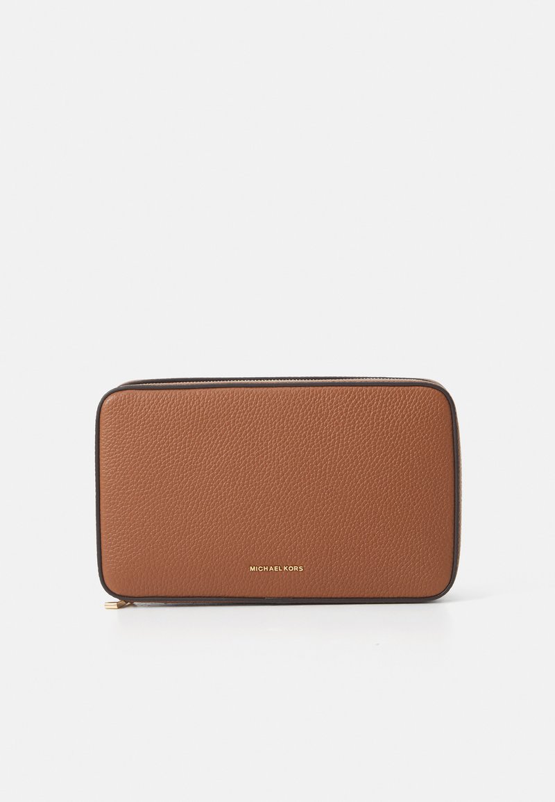 Billetera de cuero marrón texturizado con cierre de cremallera y acento de logo dorado. Forma rectangular con contraste de ribete negro a lo largo de los bordes.