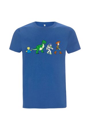 Blauw T-shirt met cartoonfiguren die van links naar rechts marcheren: een alien, een groene dinosaurus, een astronaut en een cowboy met laarzen en hoed.
