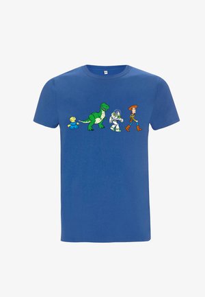 Blauw T-shirt met cartoonfiguren die van links naar rechts marcheren: een alien, een groene dinosaurus, een astronaut en een cowboy met laarzen en hoed.