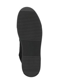 Zwarte rubberen schoenzool met horizontale groeven voor grip, met een gladde buitenrand en een licht gebogen vorm.