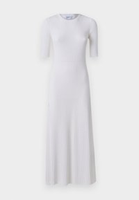 Robe blanche en tricot côtelé avec des manches courtes et un bodice ajusté, s'évasant en une jupe évasée. Encolure ronde simple et texture subtile.