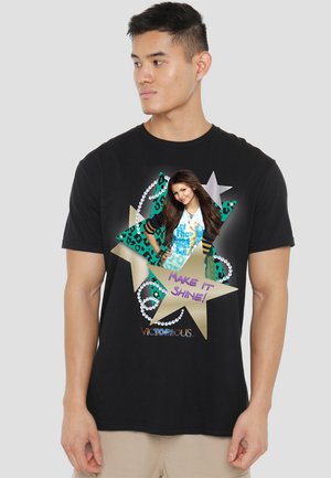 Schwarzes T-Shirt mit buntem Grafikdesign, das Sterne, Tiermuster und den Text "LASS ES STRAHLEN!" aus der Serie Victorious zeigt.