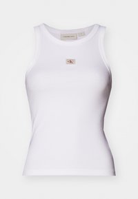 Weißes ärmelloses Baumwoll-Tanktop mit gerippter Textur. Verfügt über ein kleines CK-Logo-Patch in Beige und Rot auf der Brust. Größe S.