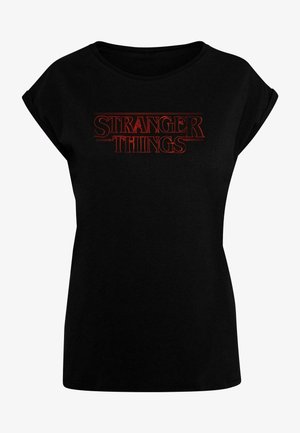 Črn kratkoročni majica iz bombaža z okroglo ovratnico. Na sprednji strani je izstopajoč rdeč napis "STRANGER THINGS".