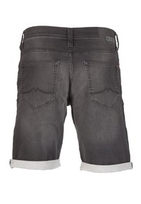 Pantaloni corti in denim grigio scuro con risvolti, dotati di due tasche posteriori, dettagli di cucitura a zigzag e un'etichetta in vita.