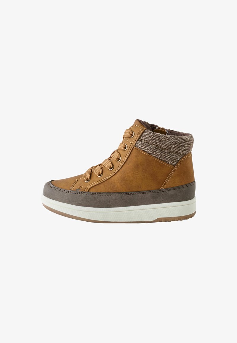Sneaker alta in pelle marrone, striscia in suede grigia vicino alla suola, colletto imbottito a motivi, chiusura con lacci e suola in gomma bianca.