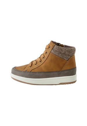 Wysoki sneaker z brązowej skóry, szary zamszowy pasek w pobliżu podeszwy, wzorzysta wyściółka na kołnierzu, sznurowany przód i biała gumowa podeszwa.