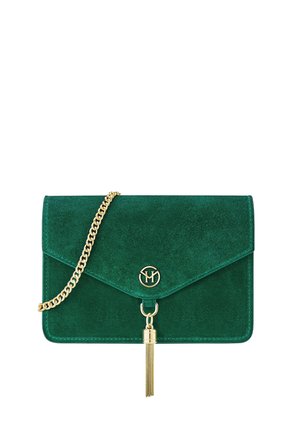 Grøn ruskindsk clutch med guldkæde, cirkulært logo og gul frynse, der hænger fra frontklappen.