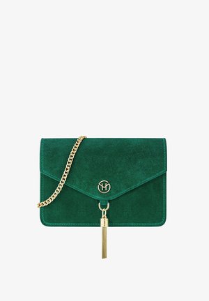 Pochette en daim vert avec bandoulière chaîne dorée, logo circulaire et pompon doré suspendu à la rabat avant.