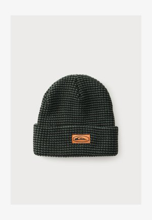 Bonnet en tricot à carreaux vert foncé et noir avec revers plié et petite étiquette logo rectangulaire marron à l’avant.