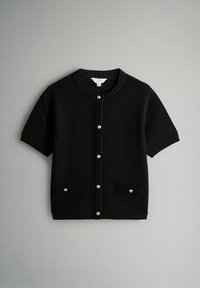 Sort strikket kortærmet cardigan med rund hals, fem perle-lignende knapper og to forlommer med dekorative knapdetaljer.