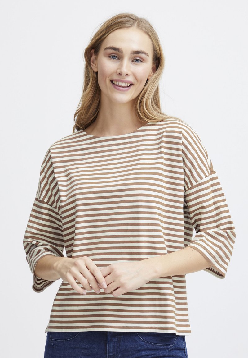 T-shirt di cotone a righe con righe orizzontali marroni e crema, scollatura a barca ampia e maniche 3/4. Vestibilità casual, texture morbida.