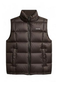 Brązowa puchowa kamizelka z wysokim kołnierzem, zamkiem błyskawicznym z przodu oraz boczną kieszenią. Gładka tekstura, pikowany wzór i minimalistyczne logo na piersi.