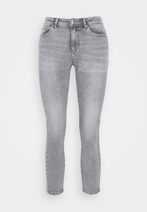 Jean skinny en denim gris avec une taille mi-haute, un design à cinq poches et un léger dégradé sur le tissu. Fermeture classique à bouton et zip.