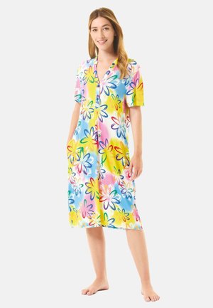 Camisa de noche de manga corta con estampado floral en colores brillantes que incluyen amarillo, rosa y azul. De longitud hasta la rodilla, con un cierre de botones en la parte delantera y bolsillos laterales.