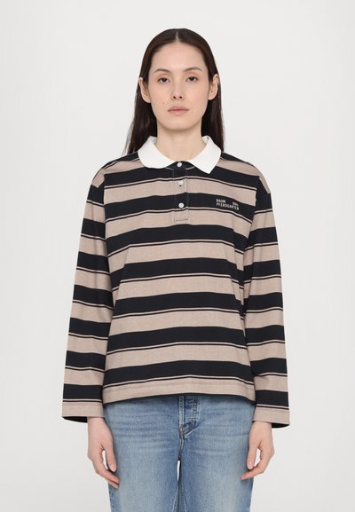 Langærmet polo skjorte i beige og sorte striber. Har en hvid krave, tre-knap lukning og lille logo på venstre side.