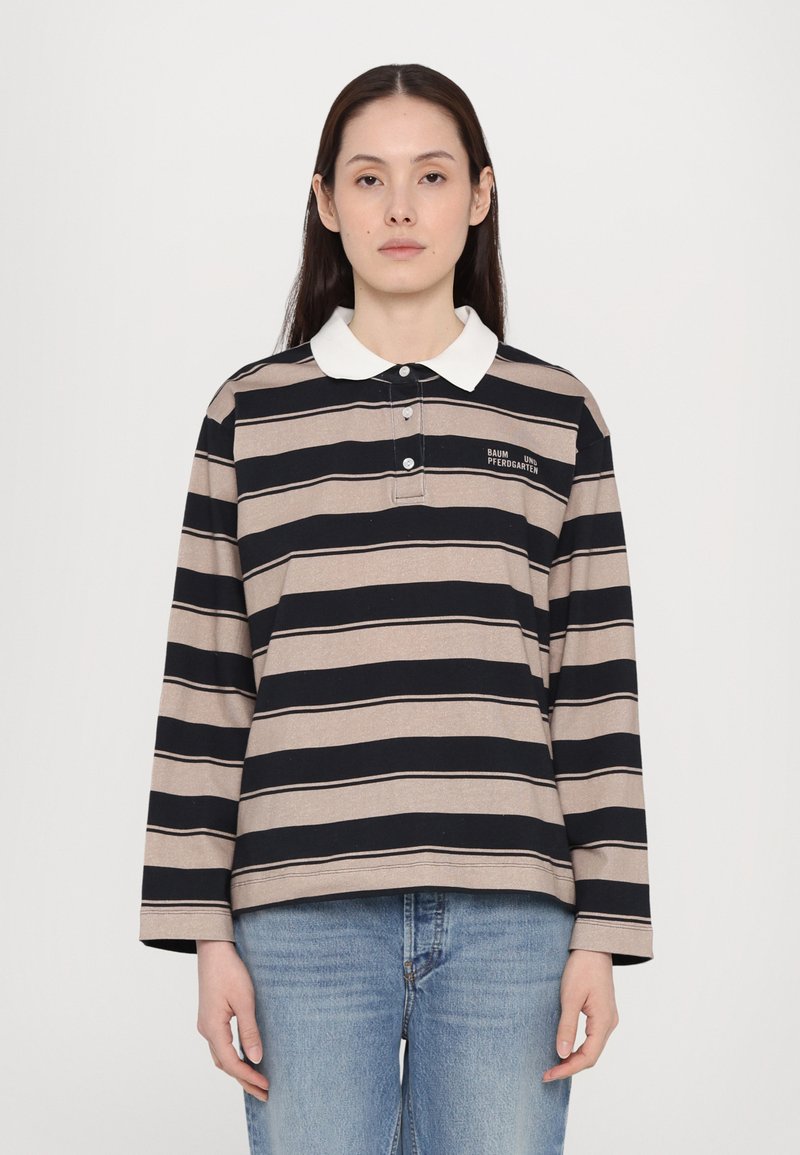 Langermet polo skjorte i beige og svarte striper. Har en hvit krage, tre-knapps knappestolpe og liten logo på venstre side.