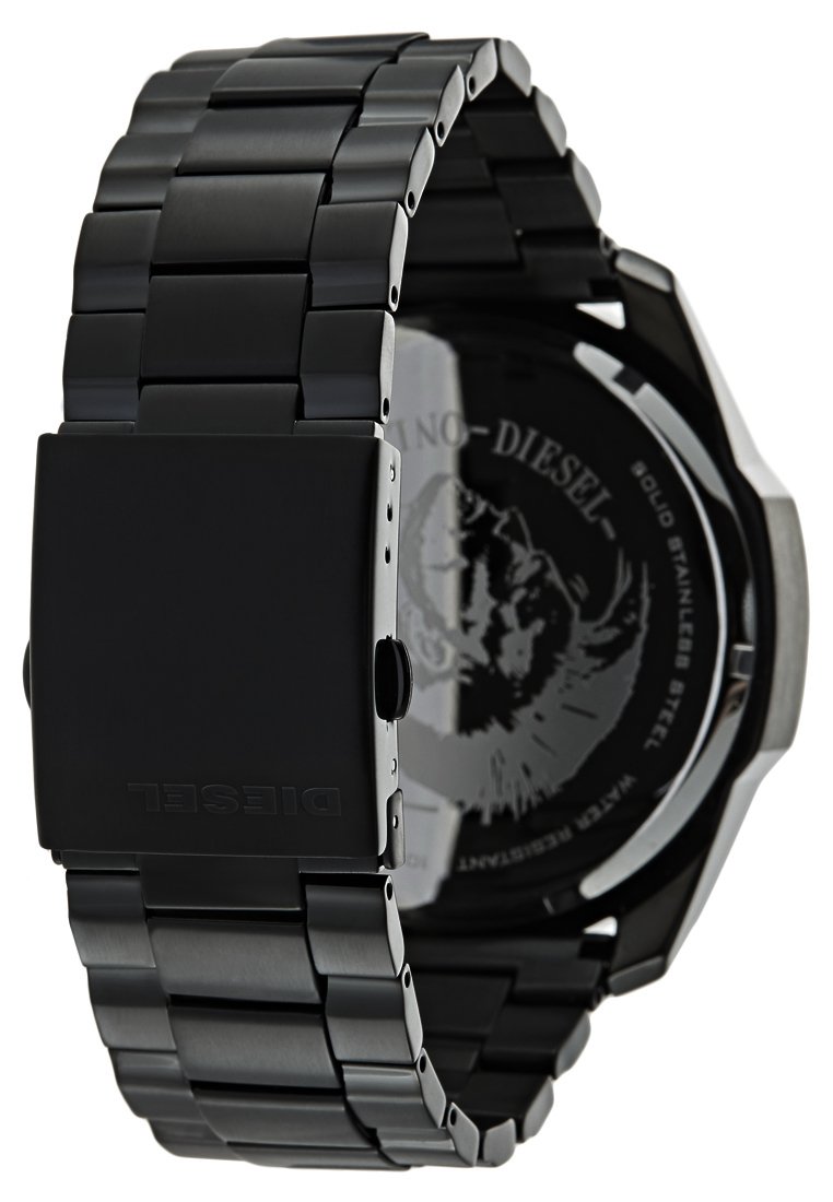 Czarny stalowy zegarek z prostokątną tarczą, bransoletą ogniwową i logo na pasku. Ma wzorzyste tło z graficznym wzorem.