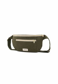 Sac banane en tissu vert olive avec deux poches zippées à l'avant, un design plat, une sangle réglable et une petite étiquette de marque à l'avant.