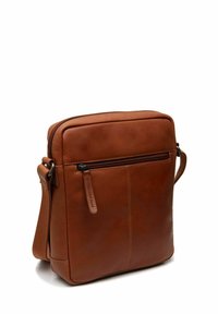 Borsa a tracolla in pelle marrone con una texture liscia, forma rettangolare, chiusura con zip superiore e una tasca frontale per lo stoccaggio.