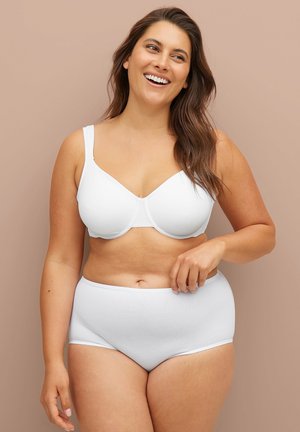Weißer nahtloser BH mit verstellbaren Trägern und formgeformten Cups, kombiniert mit passenden hochgeschnittenen Slips. Weicher Stoff, glatte Textur, minimalistisches Design.