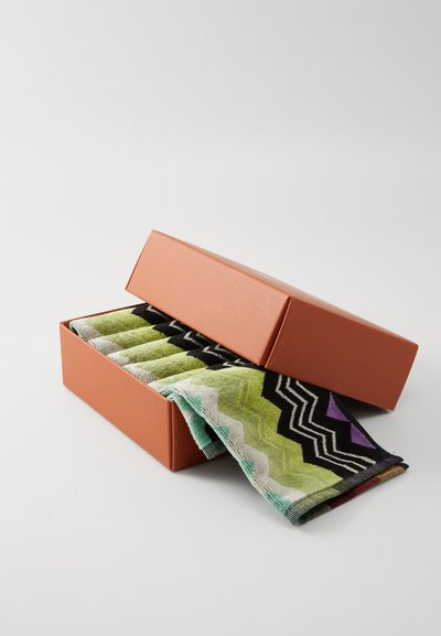 Asciugamani con motivo zigzag colorato in tonalità di verde, nero e viola, confezionati in una scatola rettangolare marrone con una finitura liscia.