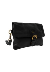 Borsa a pochette in pelle nera con patta ripiegata, hardware dorato, chiusura a morsetto e tracolla regolabile. Texture liscia, design minimalista.