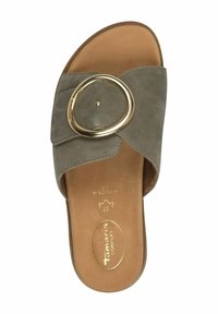 Olivgrön mocka slide sandal med en cirkulär guldaccent och en vadderad tan sula, med en bred passform.
