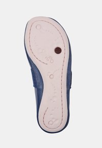 Niebieska skórzana podeszwa z białą gumową podeszwą. Charakteryzuje się zakrzywionymi liniami i teksturowanymi wzorami. Widoczne szwy wzdłuż krawędzi.