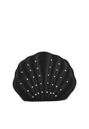 Fekete kagyló alakú clutch kis strasszkövekkel, amelyek függőleges vonalakban helyezkednek el díszítésként.