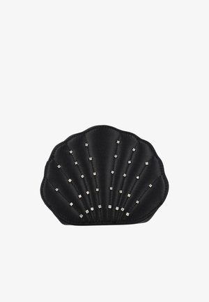 Fekete kagyló alakú clutch kis strasszkövekkel, amelyek függőleges vonalakban helyezkednek el díszítésként.