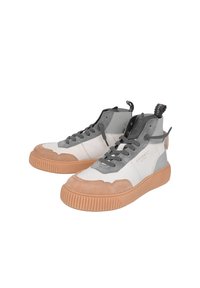 Hochschuh-Sneaker aus einer Kombination von grauem und weißem Leder, mit beigen Wildlederakzenten, strukturierten Gummisohlen und dekorativen Ziehschlaufen.
