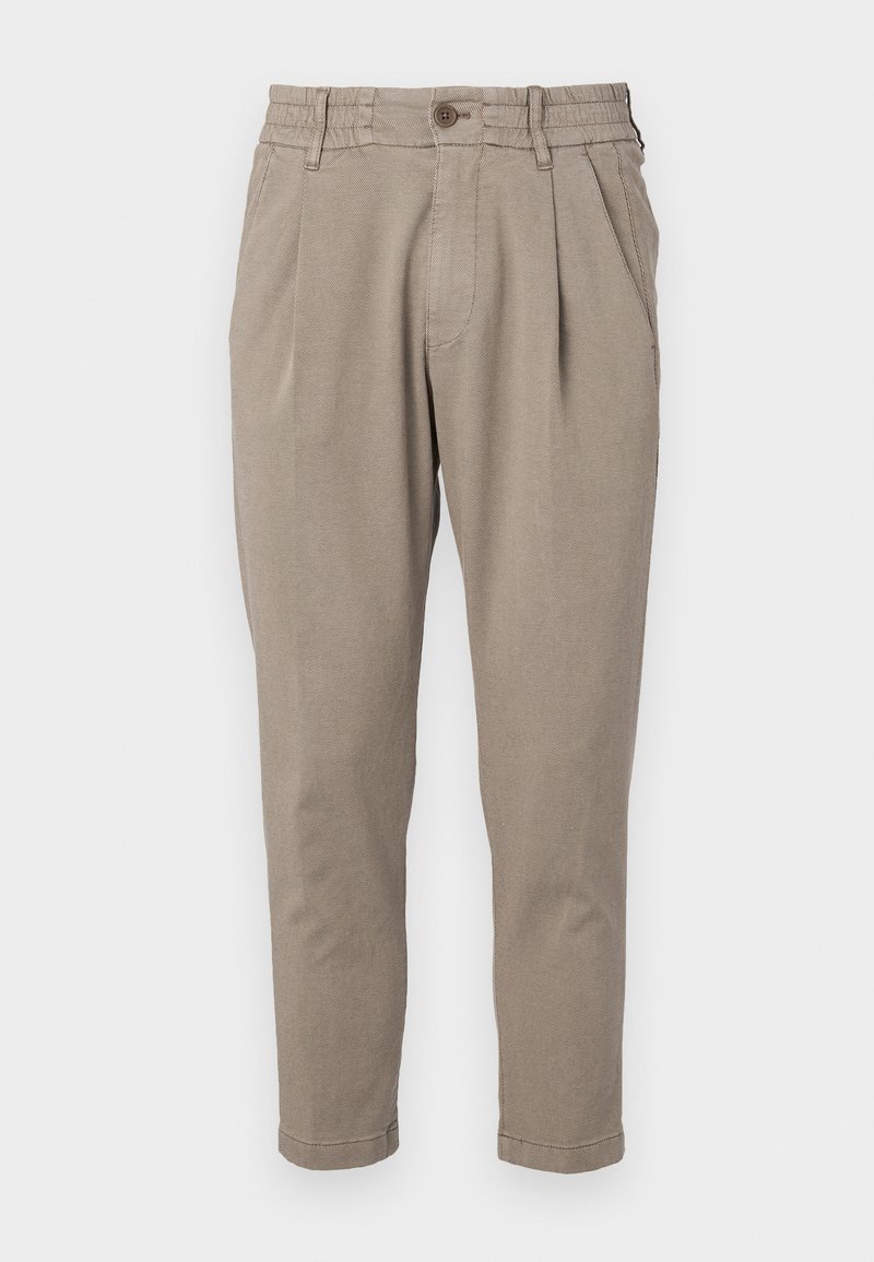 Beige Hosen aus einem strukturierten Stoff, mit einem Knopfverschluss und einem elastischen Taillenbund. Entworfen mit einem schmal zulaufenden Bein und vorderen Falten.