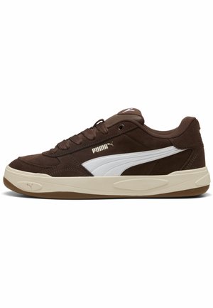 Καφέ αθλητικό παπούτσι Puma με λευκή πλαϊνή ρίγα, κρεμ σόλα και σχέδιο με κορδόνια, εμφανίζεται από το πλάι σε λευκό φόντο.