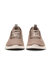 Světle hnědé pletené tenisky s texturovaným povrchem, s plochým šněrováním a bílou gumovou podrážkou. Ozdobené poutkem na patě.