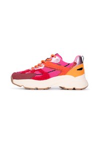 Zapatilla multicolor con materiales de malla y ante. Presenta acentos en rosa, rojo y naranja, suela blanca gruesa y detalles en negro en el talón.
