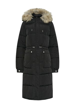 Czarna kurtka puchowa z kapturem wykończonym futrem, talią ściągniętą w pasie, długimi rękawami i kieszeniami na zatrzask. Posiada pikowane sekcje oraz średnią długość.