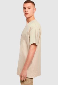 Upscale by Mister Tee VIVE LA LIBERTE - T-shirt con stampa - wet sand