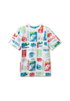 Weißes Kurzarm-T-Shirt mit buntem tropischem Print, darunter Palmen, Muscheln, Wellen und abstrakte Formen, mit kleinem Brusttaschen.