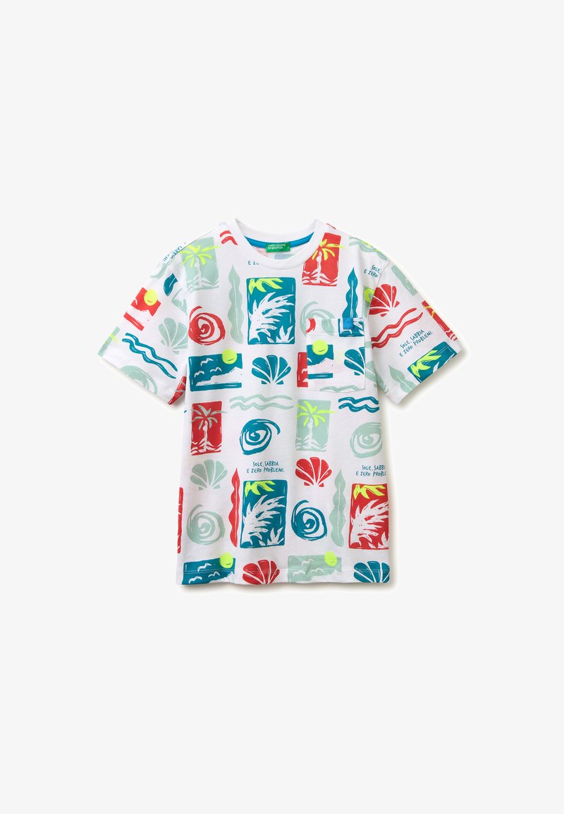T-shirt blanc à manches courtes avec un imprimé tropical coloré, comprenant des palmiers, des coquillages, des vagues et des formes abstraites, avec une petite poche poitrine.